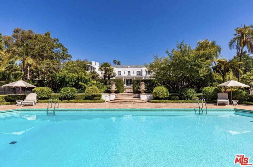154A△ The Blue Mansion 108P HGTV HOME by Sherwin-Williams Blue Mountaintop HGSW3325